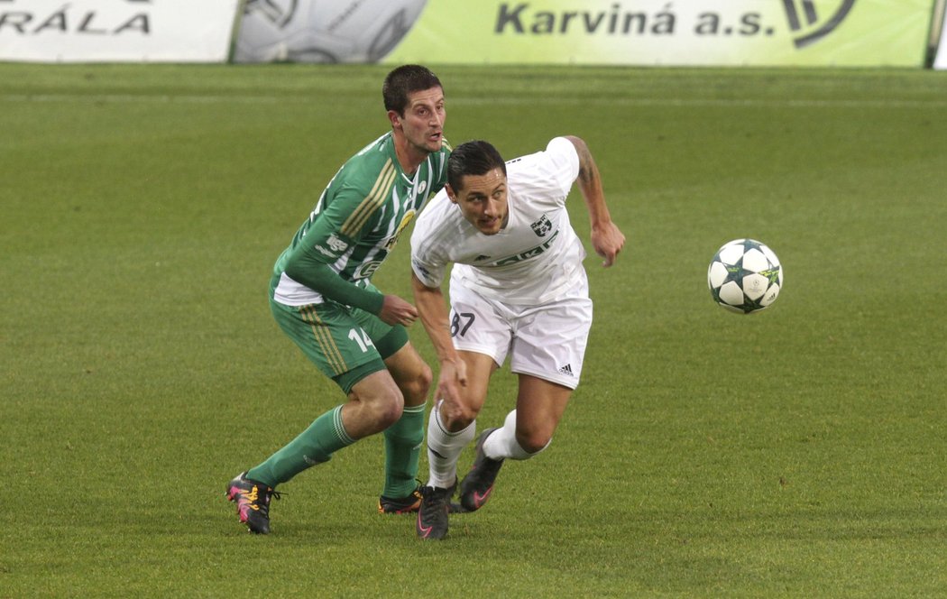 Michal Šmíd z Bohemians (vlevo) v souboji s Pavolem Jurčem z Karviné v utkání 15. kola ePojisteni.cz ligy