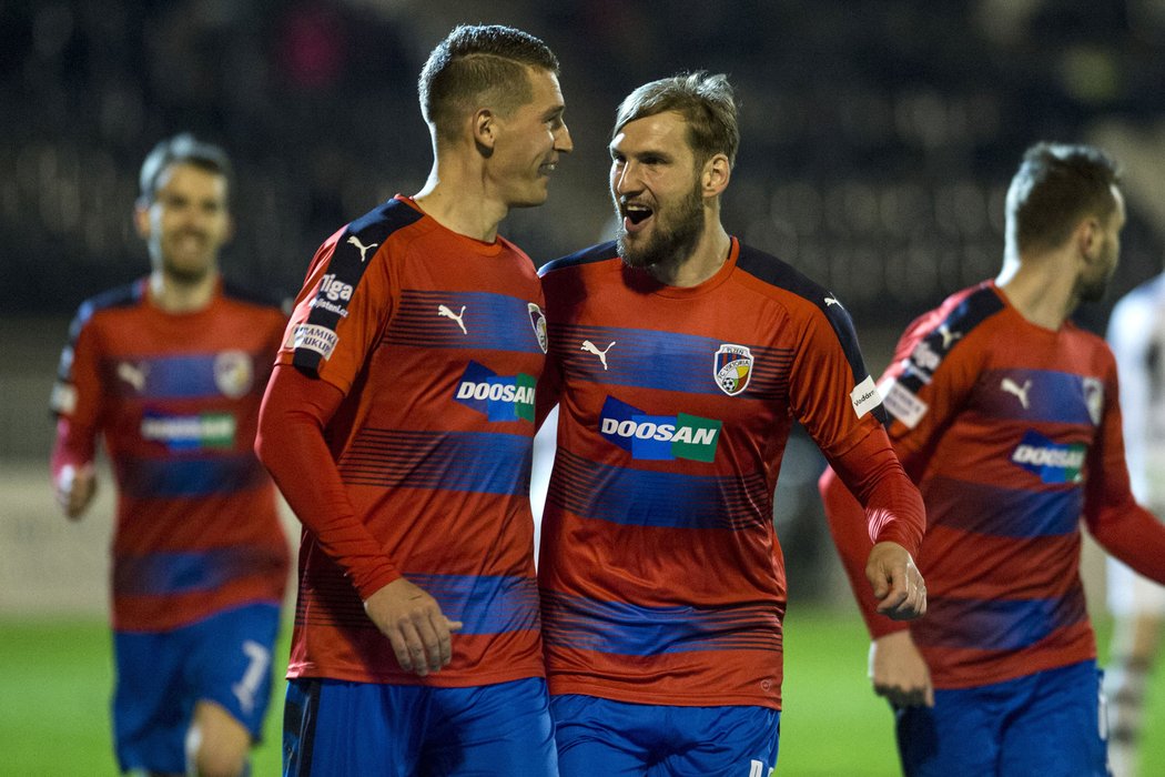 Lukáš Hejda (vlevo) oslavuje svůj gól proti Hradci se spoluhráčem Tomášem Poznarem