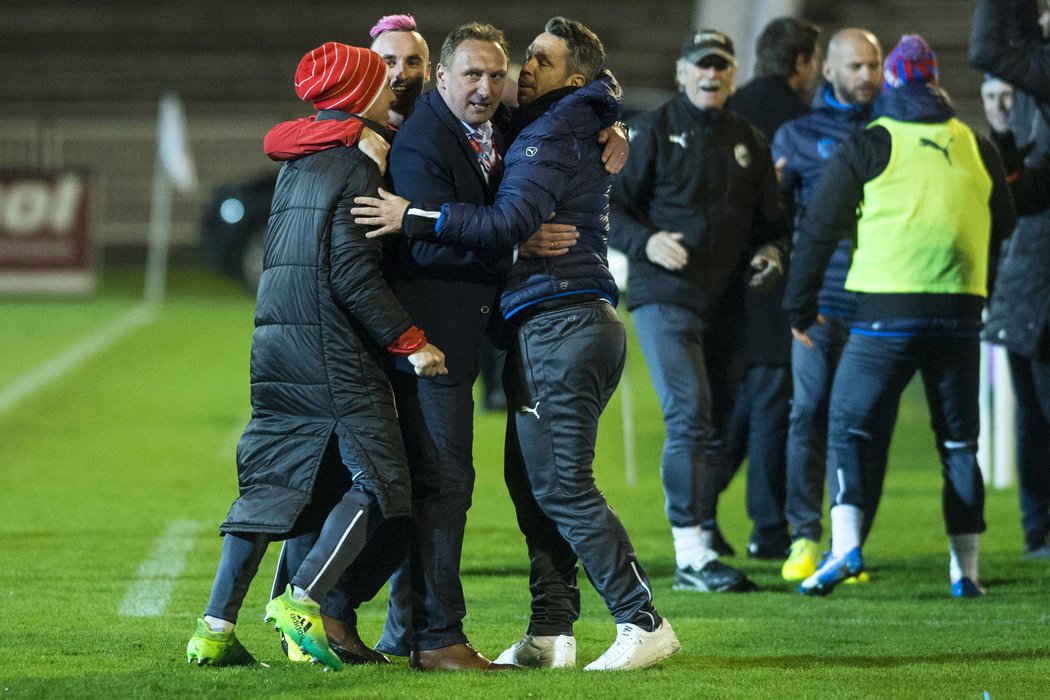 Trenéři společně se střídajícími hráči po gólu Lukáše Hejdy