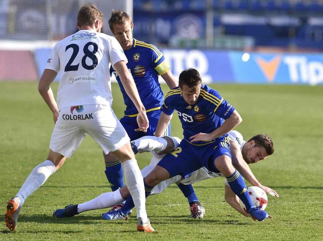 Hráči Jihlavy a Slovácka bojovali na sto procent o každý balon