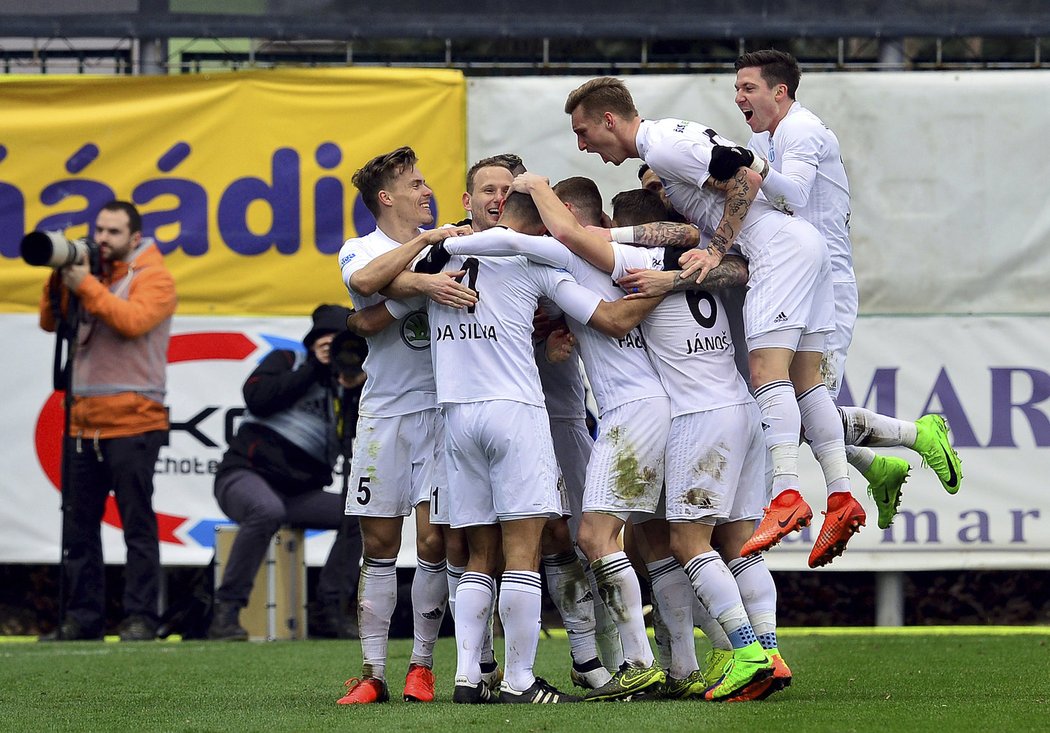 Fotbalisté Mladé Boleslavi slaví jediný gól v zápase proti Spartě