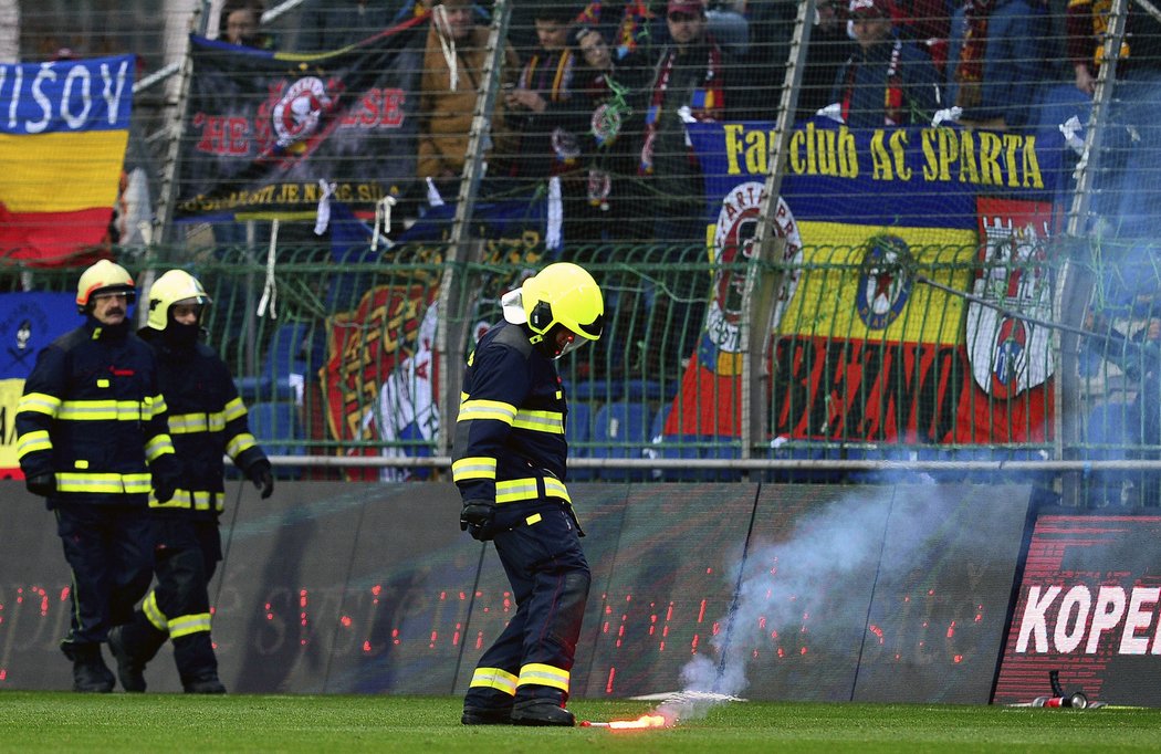 Z kotle fanoušků Sparty lítaly na hřiště i dýmovnice