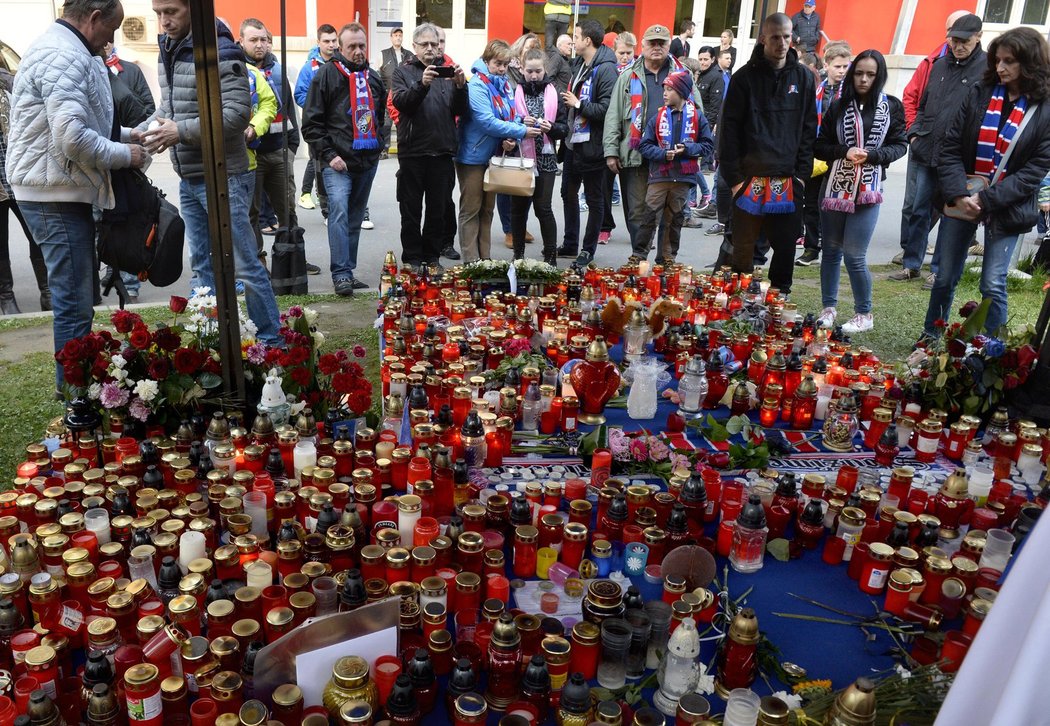 Fanoušci před zápasem s Duklou chodili ve velkém počtu uctít památku Františka Rajtorala před Doosan Arenou