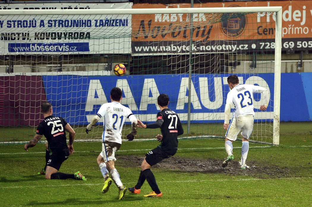 Tento gól v závěru Josefa Šurala do prázdné brány rozhodl o výhře Letenských