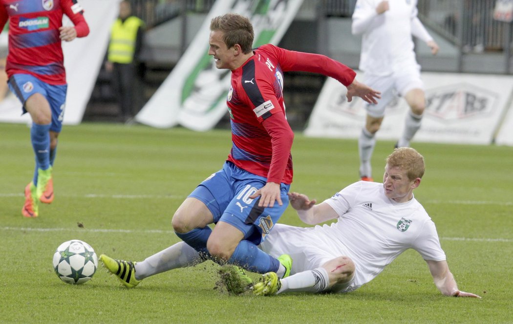 Plzeňský záložník Jan Kopic padá po zákroku Jana Šislera z Karviné