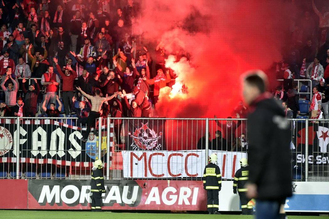 Fanoušci Slavie v zápase na Slovácku povzbuzovali ve velkém počtu