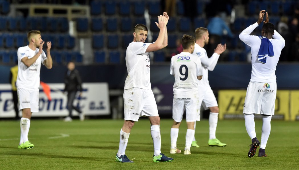 Fotbalisté Slovácka děkují za podporu fanouškům po zápase se Slavií