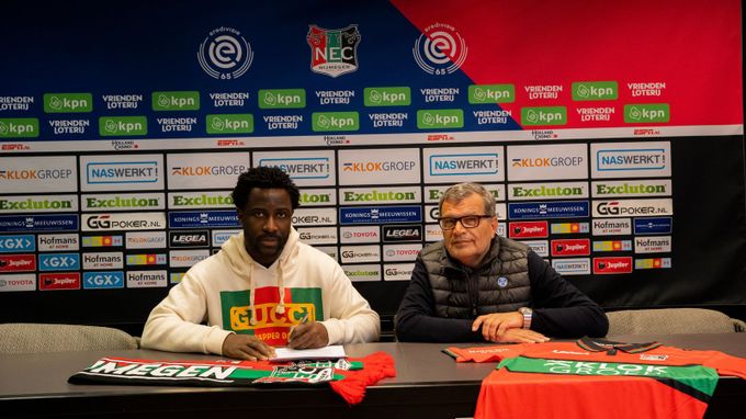 Bony zpátky v Nizozemsku: chtěl do Arnhemu, posílil rivala. Fanoušci zuří Bony zpátky v Nizozemsku: chtěl do Arnhemu, posílil rivala. Fanoušci zuří
