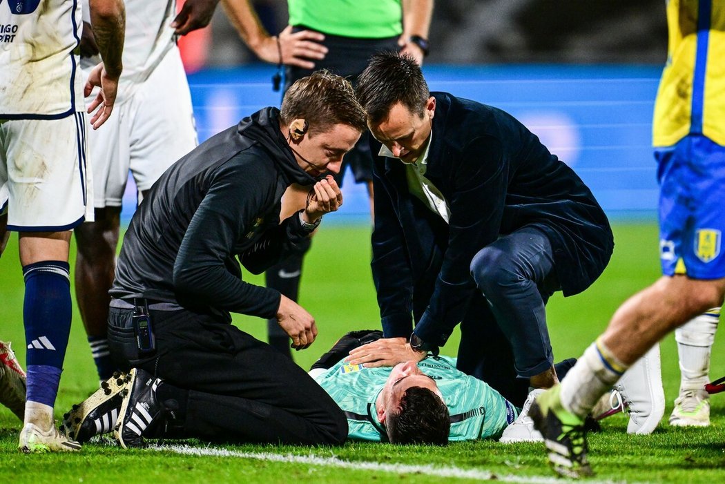 Brankář Waaljawijku po střetu s útočníkem Ajaxu musel být oživován