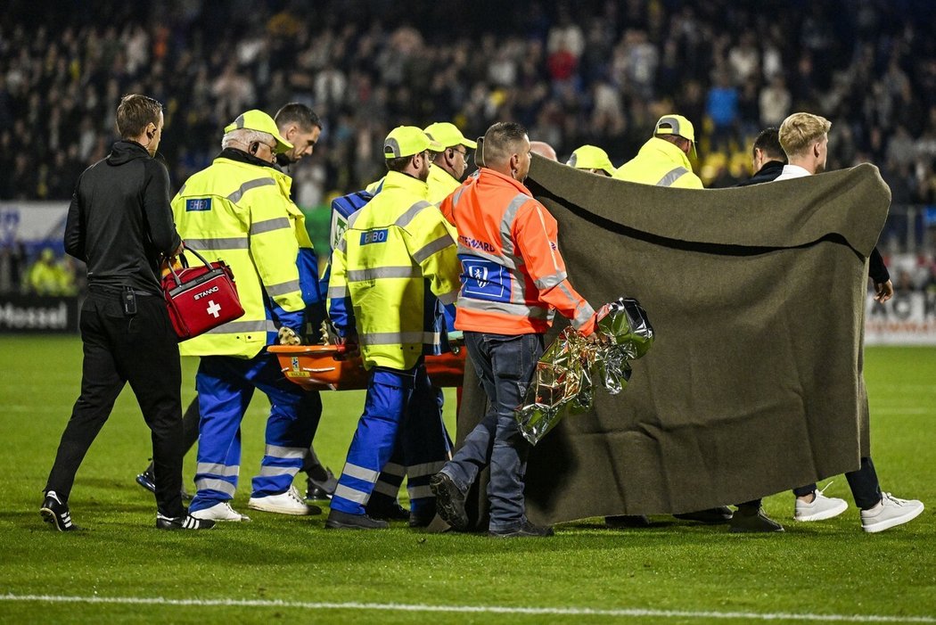 Brankář Waaljawijku po střetu s útočníkem Ajaxu musel být oživován