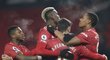 Fotbalisté Manchesteru United oslavují vstřelenou branku do sítě Aston Villy
