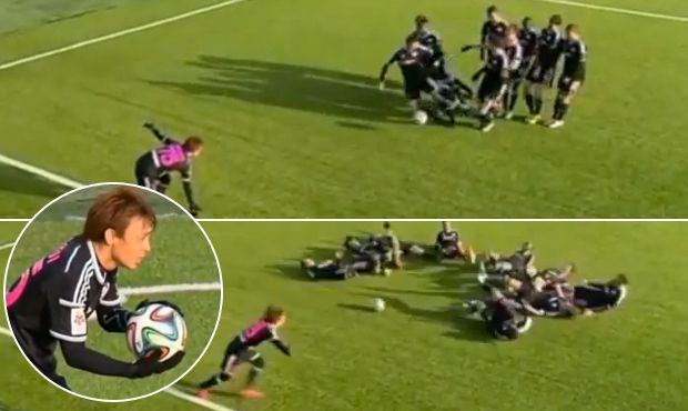 VIDEO: Z hráčů udělal padající kuželky! Japoncova gólová oslava roku VIDEO: Z hráčů udělal padající kuželky! Japoncova gólová oslava roku