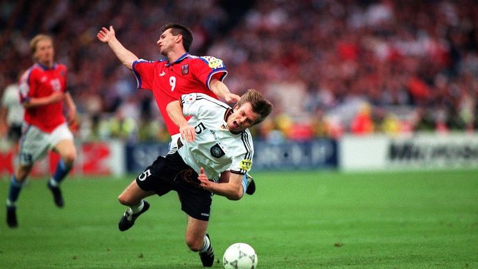 Česká fotbalová reprezentace podlehla ve finále EURO 1996 Německu 1:2 v prodloužení Česká fotbalová reprezentace podlehla ve finále EURO 1996 Německu 1:2 v prodloužení