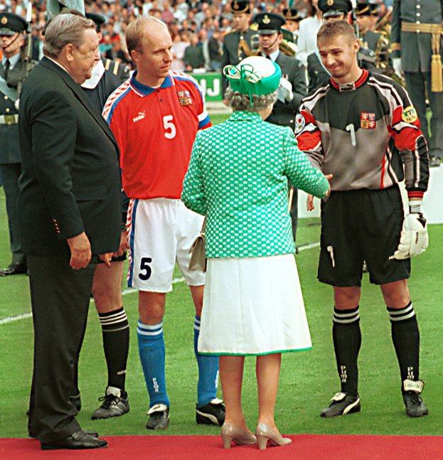 Petr Kouba si podává ruku s královnou Alžbětou II.