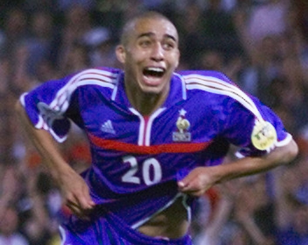 Francou David Trézéguet oslavuje svůj vítězný gól ve finále EURO 2000 proti Itálii