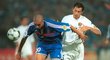 Francouz David Trézéguet (v modrém) ve finále EURO 2000 proti Itálii