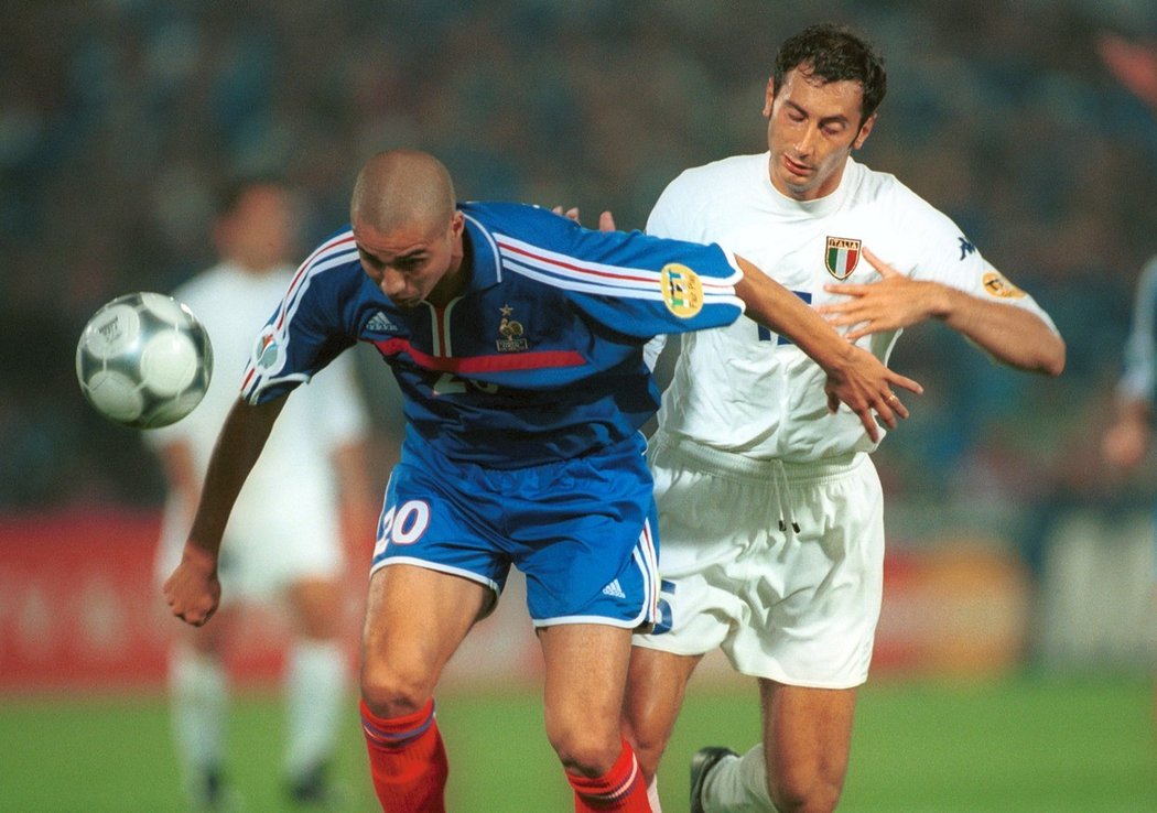 Francouz David Trézéguet (v modrém) ve finále EURO 2000 proti Itálii