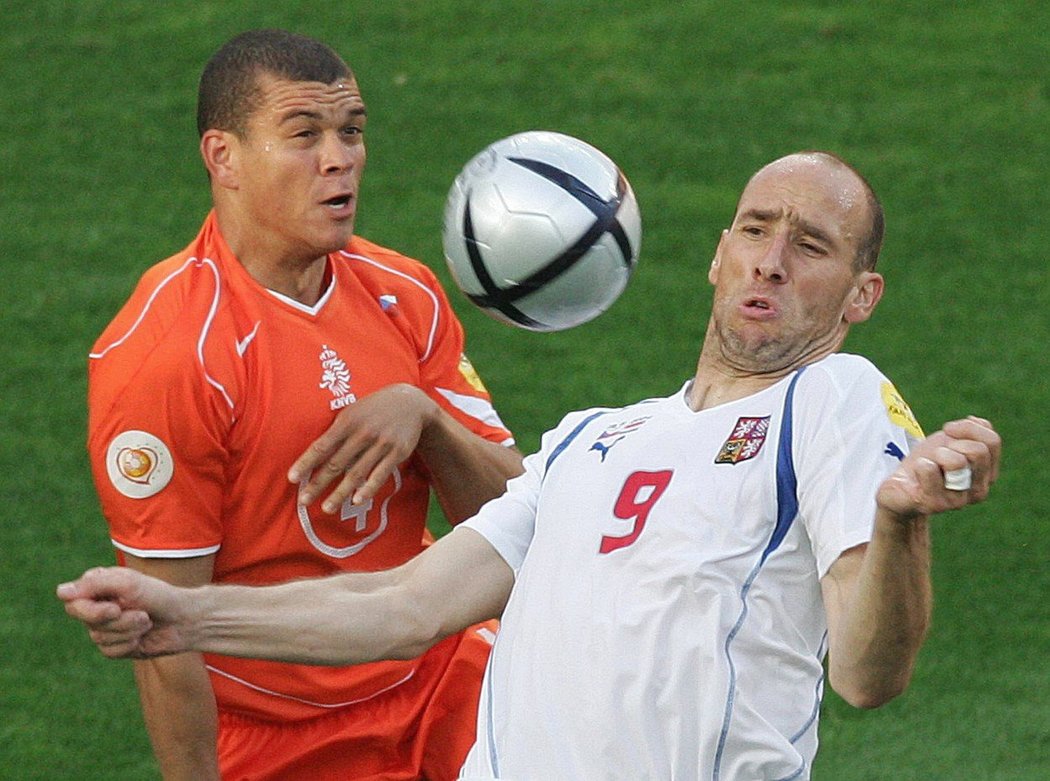 Klíčové sklepnutí! Jan Koller sráží hrudí míč na Milana Baroše, který následnou střelou zpoza vápna vyrovnal duel základní skupiny EURO 2004 s Nizozemskem (3:2) na 2:2