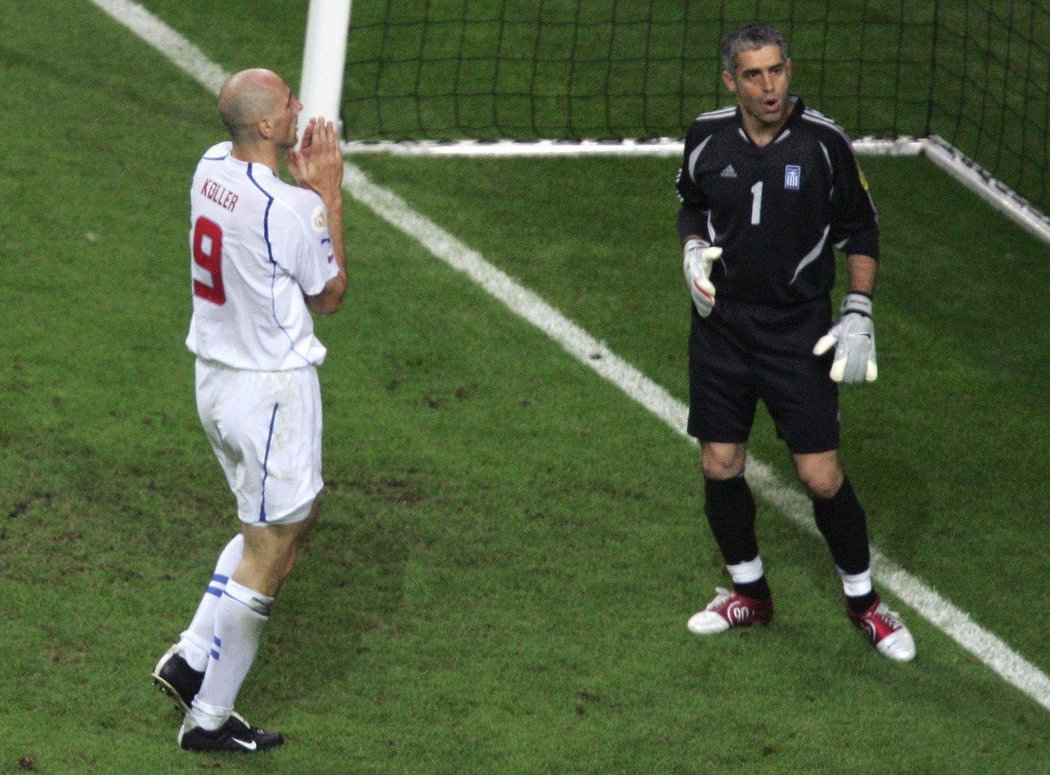 Jan Koller v semifinále EURO 2004 proti Řecku (0:1 po prodl.) po neproměněné šanci