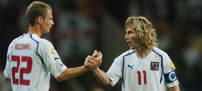 David Rozehnal a Pavel Nedvěd ve čtvrtdinále EURO 2004 proti Dánsku