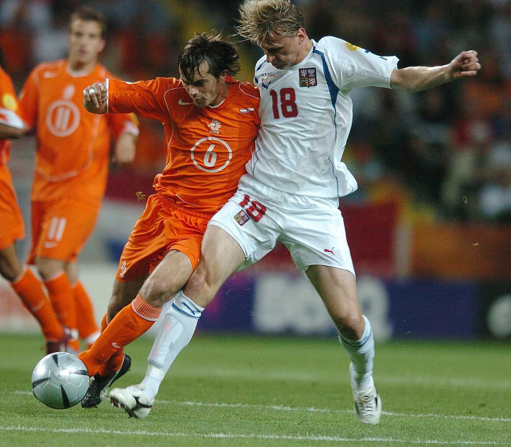 Marek Heinz v souboji s Phillipem Cocum během zápasu Česko - Nizozemsko na EURO 2004