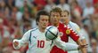 Tomáš Rosický v akci během čtvrtfinále EURO 2004 proti Dánsku. Na záda mu dýchá dánský útočník Jon Dahl Tomasson