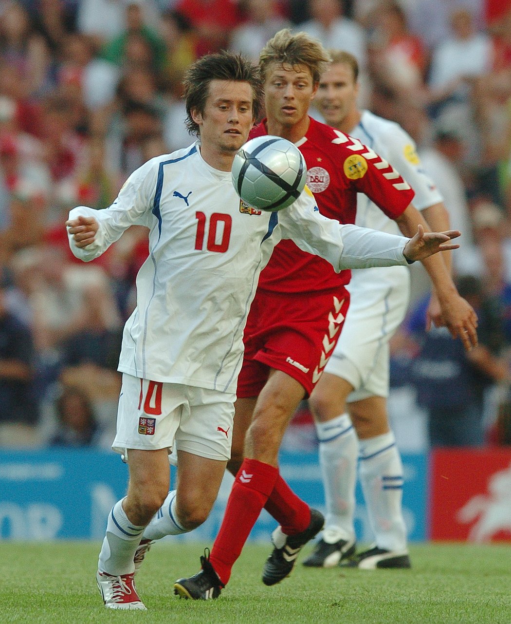 Tomáš Rosický v akci během čtvrtfinále EURO 2004 proti Dánsku. Na záda mu dýchá dánský útočník Jon Dahl Tomasson