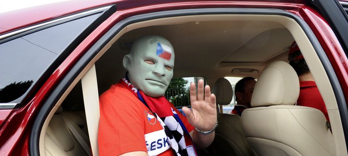 Fantomas, tedy ústecký podnikatel Vasil Simkovič, odjíždí se svými kamarády na zápas Česko - Rusko