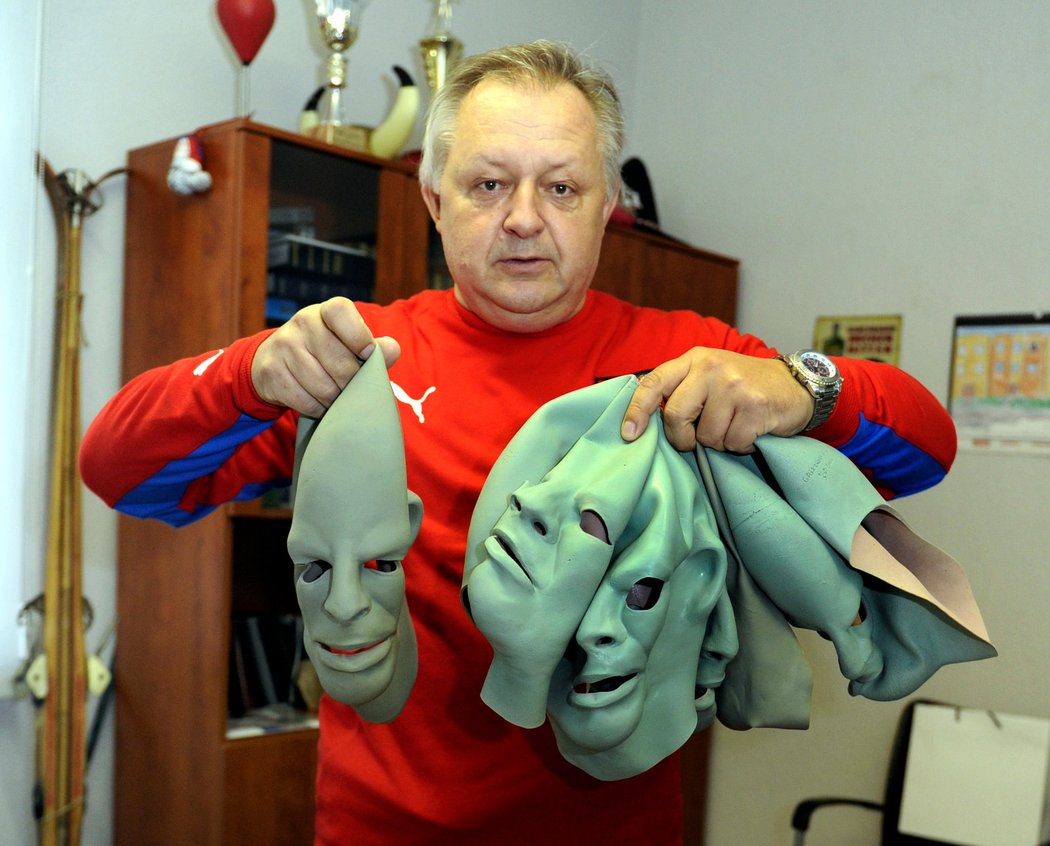 Ústecký podnikatel Vasil Simkovič, známý jako Fantomas, ukazuje zásobu svých masek