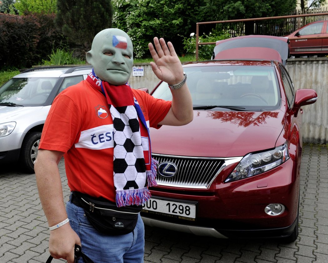 Vasil Simkovič alias fanoušek Fantomas se loučí před odjezdem do Polska