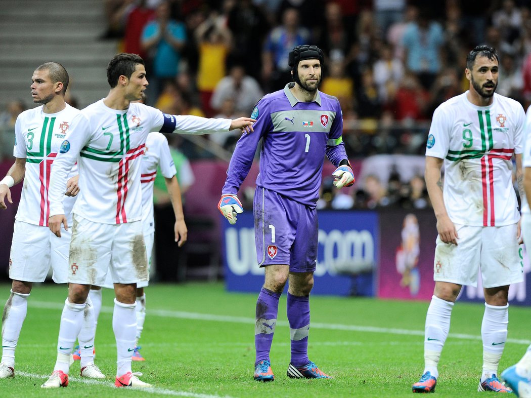 Petr Čech si hlídá Ronalda i ostatní portugalské hlavičkáře