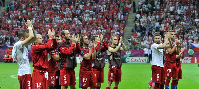 Fotbalisté děkují českým fanouškům, kteří jim i přes vyřazení děkovali