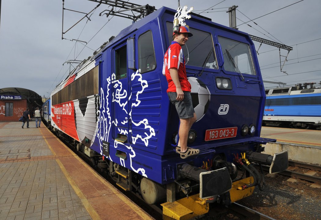 Jeden z fanoušků si vyzkoušel výhled z lokomitivy vlaku Ladislav Vízek, který veze české fanoušky na první zápas EURO proti Rusku