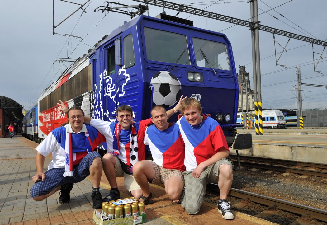 Čeští fanoušci před vlakem Ladislav Vízek, který vyrazil ráno z Prahy do Wroclawi na zápas fotbalistů s Ruskem