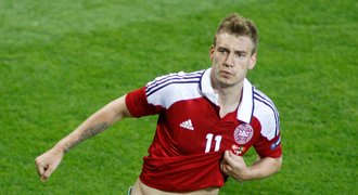 Bendtner při oslavě gólu stáhl trenky a propagoval sponzora. Hrozí mu trest