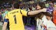 Sara se po utkání zdravila se svým partnerem, kapitánem španělské reprezentace Ikerem Casillasem