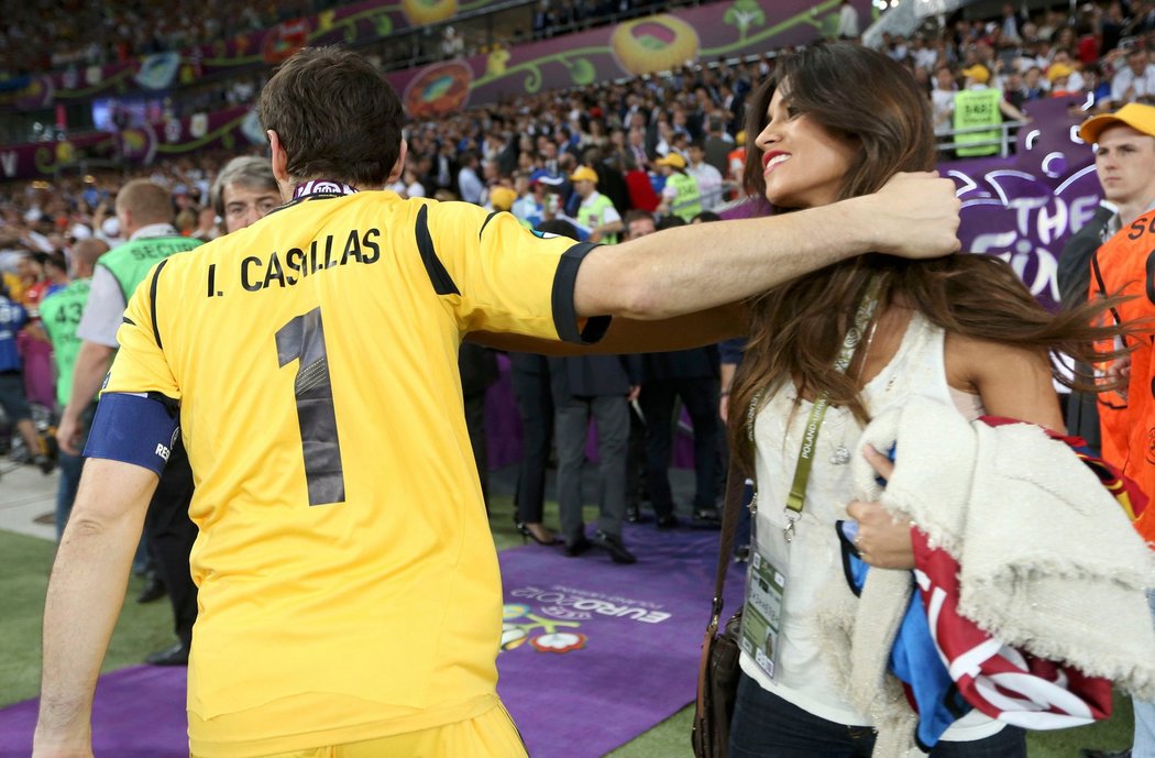 Sara se po utkání zdravila se svým partnerem, kapitánem španělské reprezentace Ikerem Casillasem
