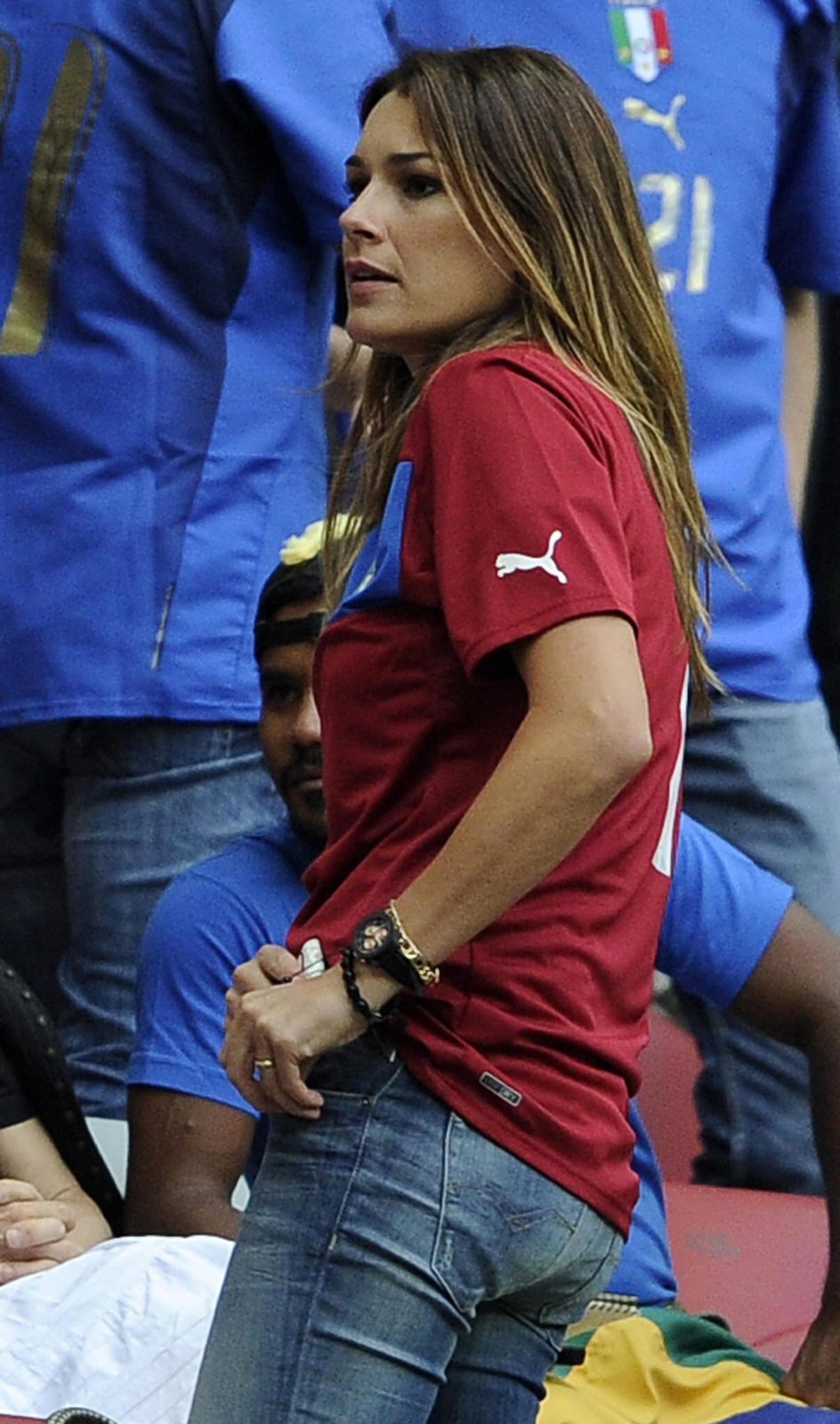Alena Šeredová přichází na stadion v Kyjevě, aby sledovala utkání Itálie se Španělskem