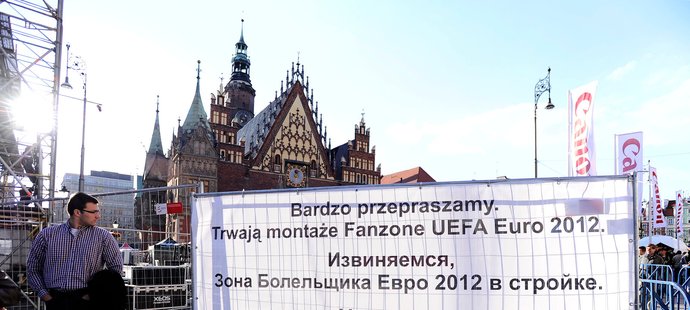 Oplocená fanzóna na historickém náměstí ve Wroclawi leckoho z místních pěkně štve