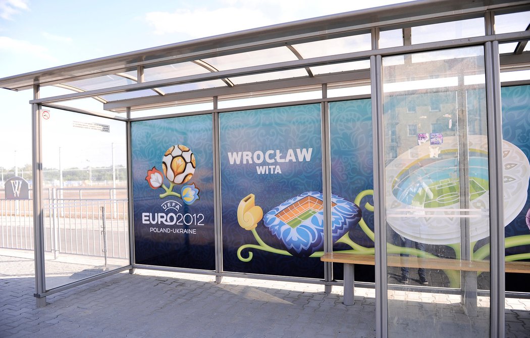 Tady jste na EURU, i autobusové zastávky jsou ve Wroclawi řádně vyzdobené
