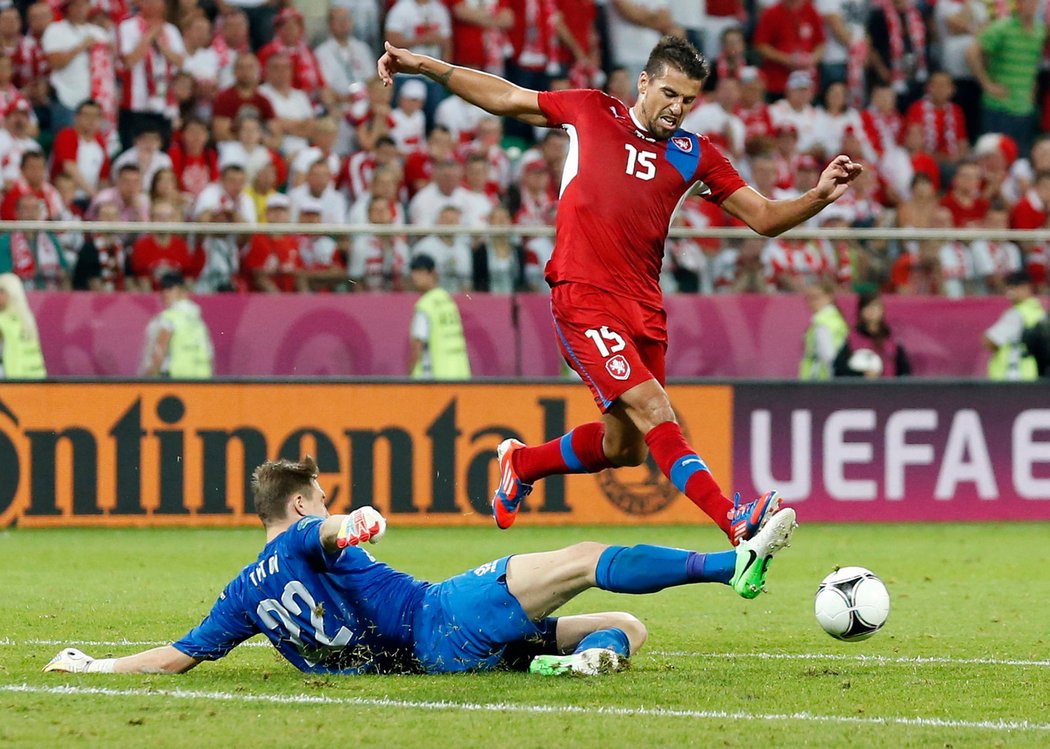 Milan Baroš bojoval a před brankářem Polska se objevoval často.