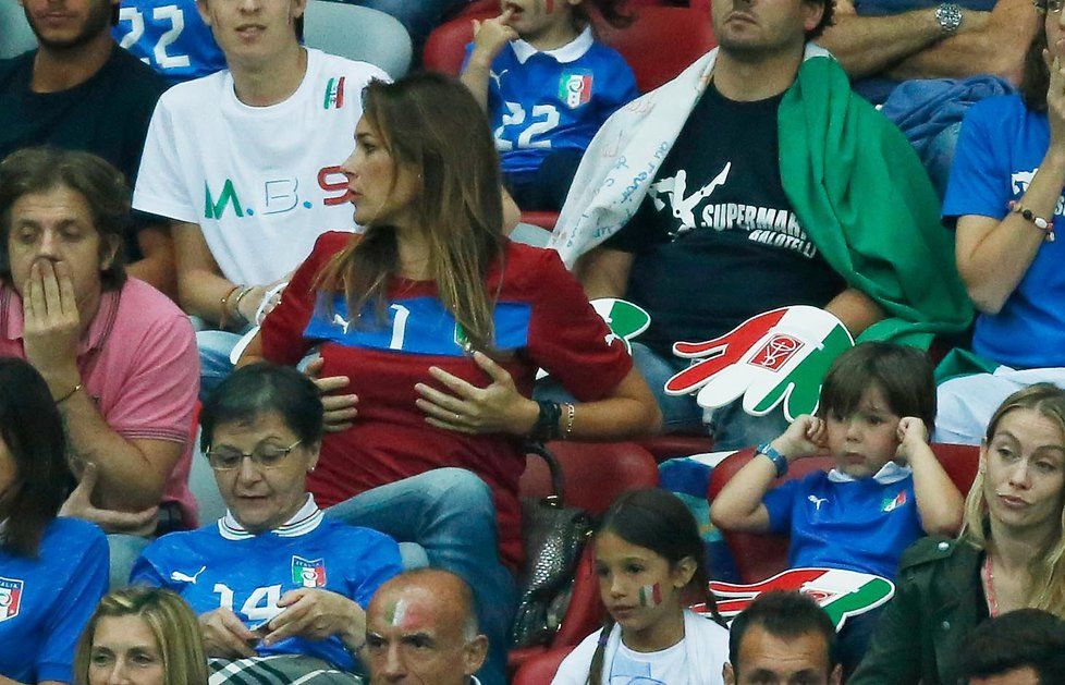 Alena Šeredová na tribuně při finále mistrovství Evropy mezi Španělskem a Itálií