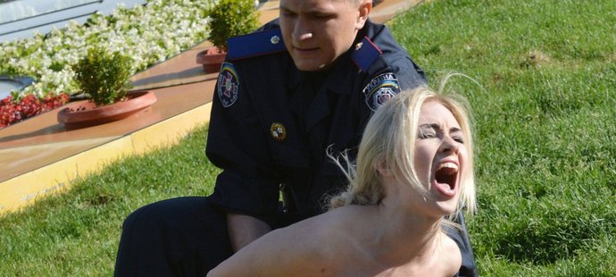 Na náměstí v Kyjevě proběhly kvůli aktivistkám z FEMEN přímo manévry