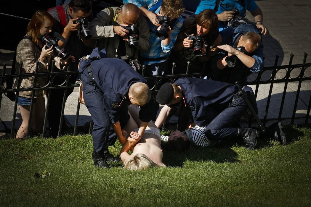 Ukrajinská policie se s naštvanými ženami z hnutí FEMEN příliš nemazlí