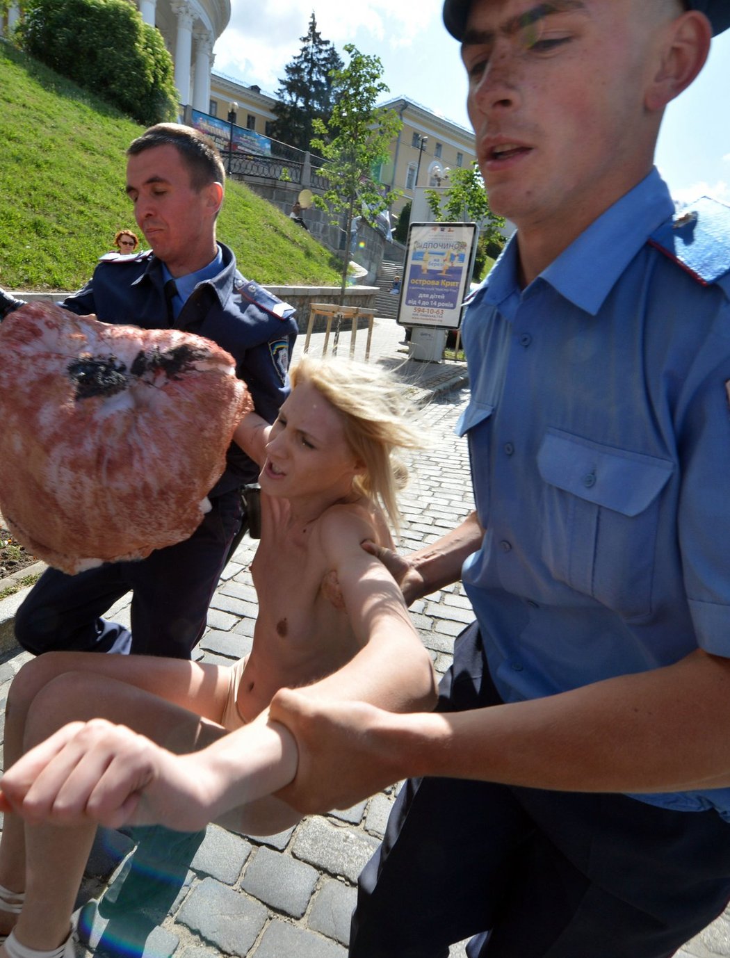 Zatýkání aktivistek z hnutí FEMEN, které si pohrály s maskoty EURA