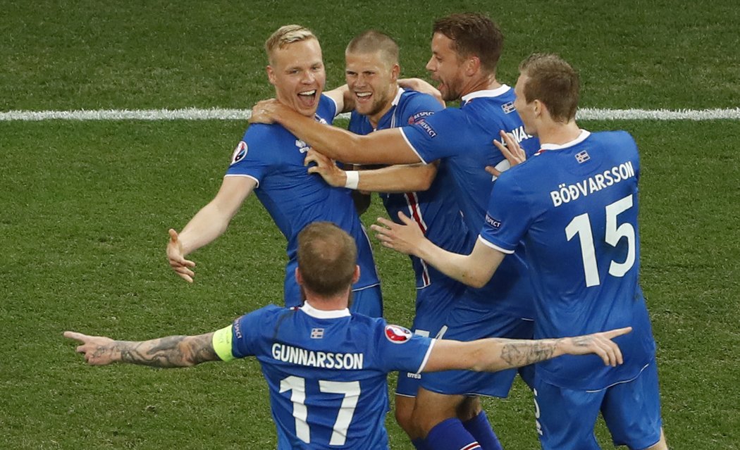 Radost Islanďanů po dalším gólu do sítě Anglie