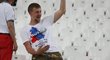 Ruský fanoušek si užívá chvíle po duelu s Anglií, kdy před jejich útokem Angličané prchali z tribuny