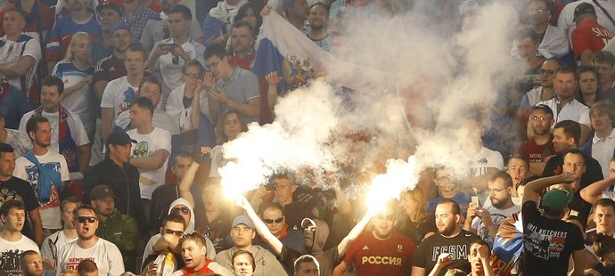 Ruští hooligans pronesli do hlediště stadionu v Marseille i světlice