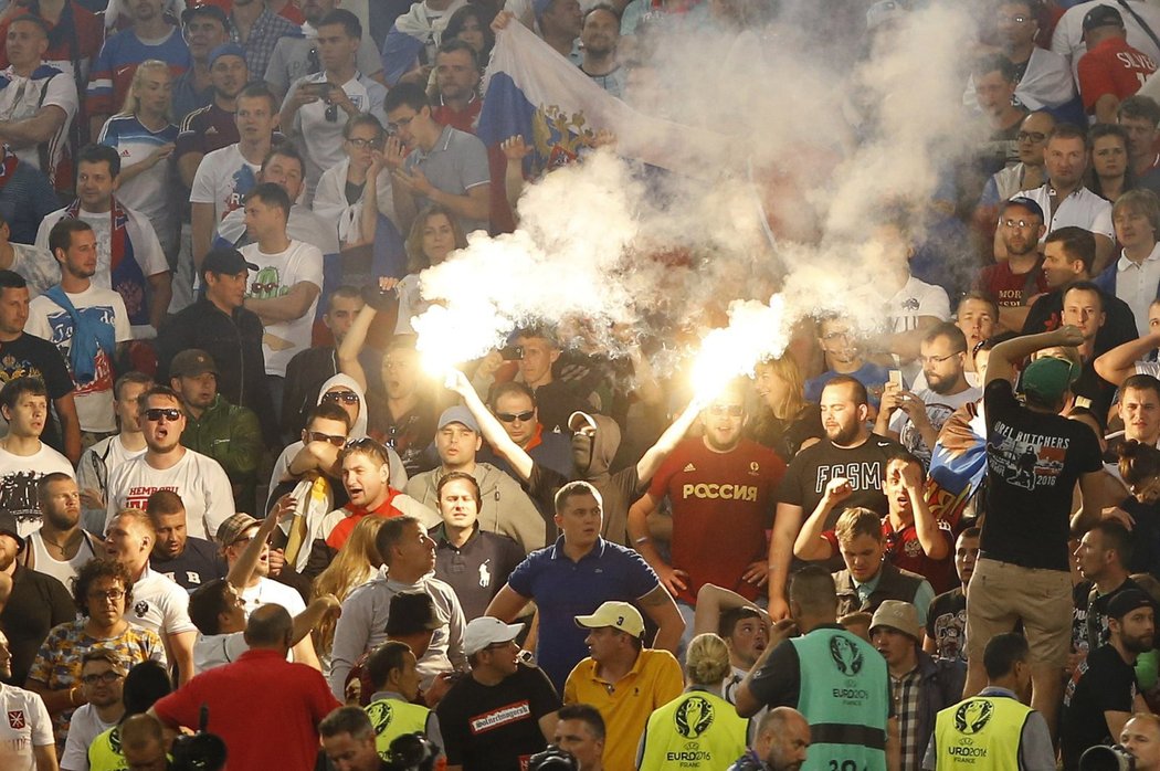 Ruští hooligans pronesli do hlediště stadionu v Marseille i světlice