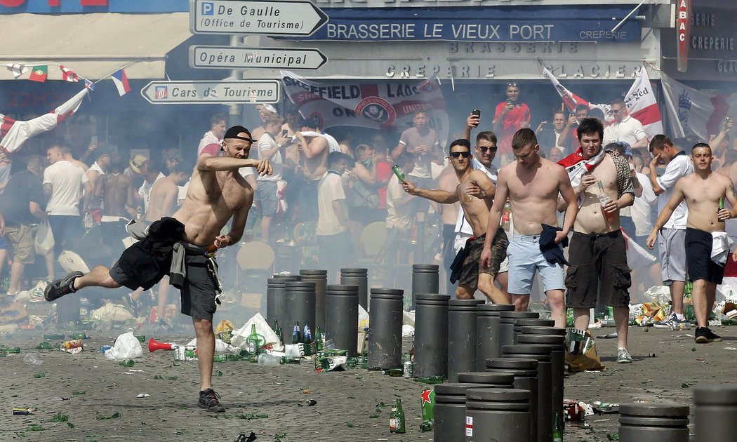 Angličtí fanoušci odpovídají na ruské útoky v Marseille